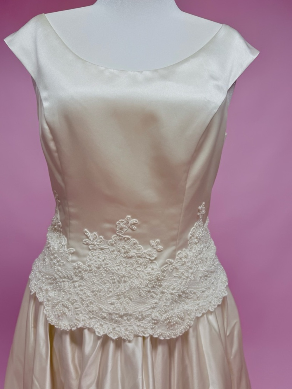 Vintage Ivory Satin Lace-Trim A-Line Wedding Gown - Picture 6 of 14